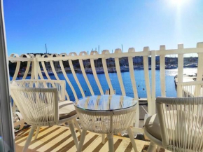 Captain's luxury apartment directly on the sea